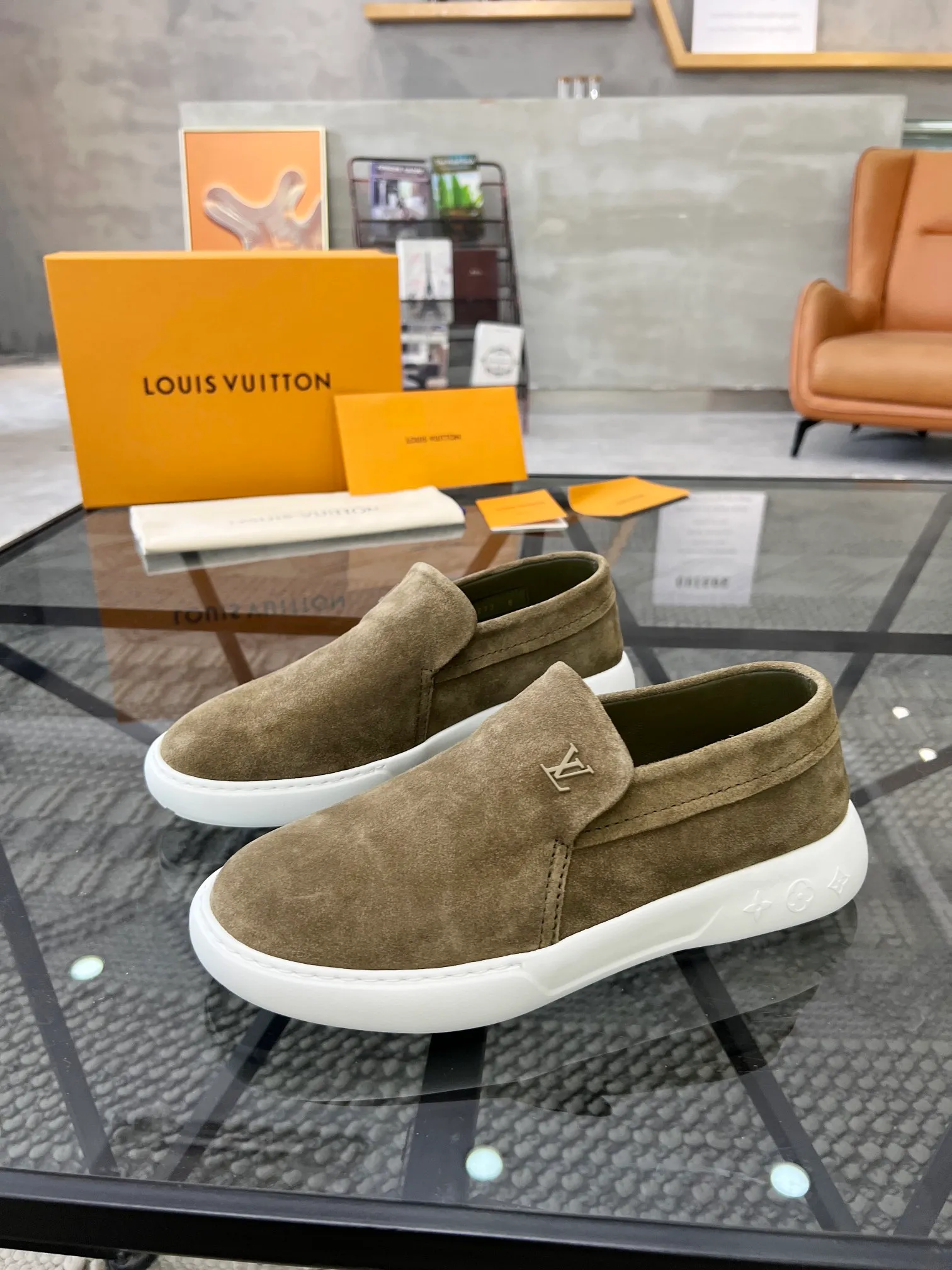 Factory price: 520💰 LV🔍Top purchasing agent🇮🇹 Road The most popular sneakers are available at the same time in the super popular sports shoe counters. The uppers are made of Italian original imported cowhide fabric. The classic and generous layout is a must-have for fashionistas. The complex craftsmanship is perfectly reproduced. The imported soft water-dyed cowhide lining is padded. The soles are: original soles specially provided by the factory. The exclusive foamed molded soles are super comfortable. The original factory follows the order. 🔍🔍High quality. You can go in and out of the counter at will. Welcome to compare. Size 39-45 (38 can be ordered)